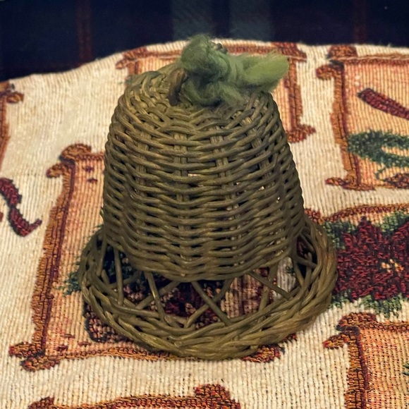 Two Vintage Tapestry Christmas placemats  and 5 vintage basket weave bells - Picture 7 of 7